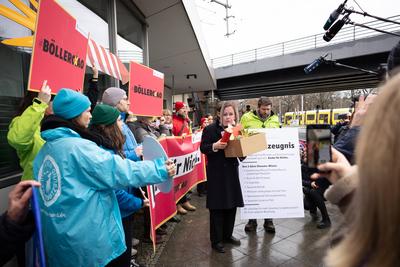 Rund zwei Millionen Unterschriften fuer Boellerverbot uebergeben-stock-foto