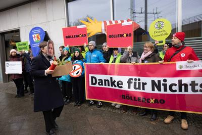 Rund zwei Millionen Unterschriften fuer Boellerverbot uebergeben-stock-foto