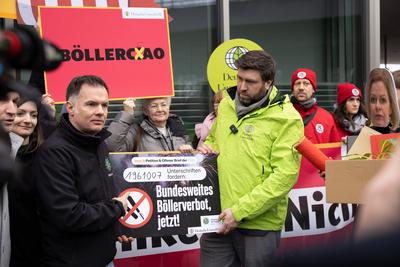 Rund zwei Millionen Unterschriften fuer Boellerverbot uebergeben-stock-foto