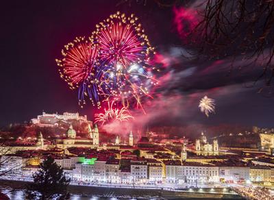 News Themen der Woche KW01  News Bilder des Tages Silvester (New Year Year s Eve), public fireworks, fortress castle Hoh-stock-foto