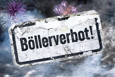 FOTOMONTAGE, Schild mit Aufschrift B?llerverbot *** FOTOMONTAGE, sign with the inscription No firecrackers-stock-foto