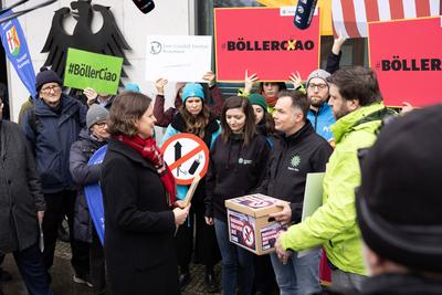 Rund zwei Millionen Unterschriften fuer Boellerverbot uebergeben-stock-foto