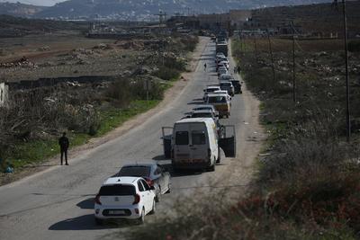 Palestinians wait at a checkpoint southwest of the West Bank city of Nablus, after a shooting attack-stock-foto