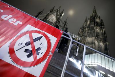 B?llerverbotszone am K?lner Dom-stock-foto