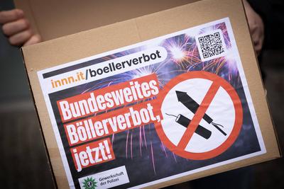 Rund zwei Millionen Unterschriften fuer Boellerverbot uebergeben-stock-foto