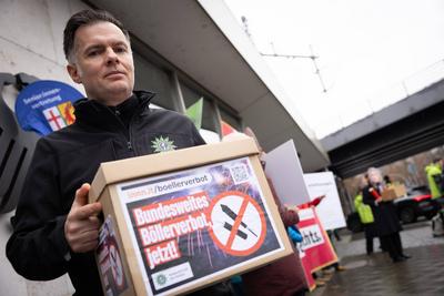 Rund zwei Millionen Unterschriften fuer Boellerverbot uebergeben-stock-foto