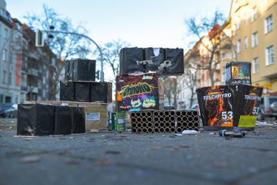 Silvesterm?ll, B?llerreste, Friedrich-Wilhelm-Platz, Friedenau, Sch?neberg, Berlin, Deutschland *** New Years waste, fi-stock-foto
