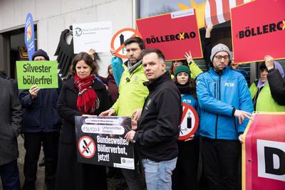 Rund zwei Millionen Unterschriften fuer Boellerverbot uebergeben-stock-foto