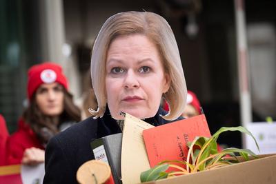 Rund zwei Millionen Unterschriften fuer Boellerverbot uebergeben-stock-foto