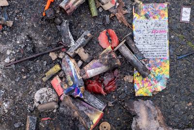 Reste von abgebranntem Silvesterfeuerwerk am Neujahrsmorgen auf Berlins Stra?en. / Remains of New Year s Eve fireworks o-stock-foto