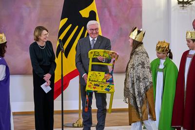 Bundespraesident Steinmeier empfaengt Sternsinger-stock-photo