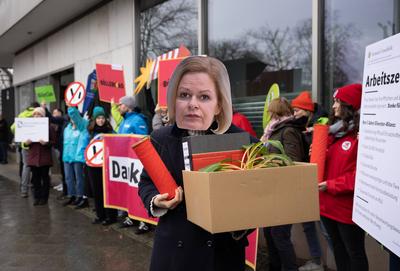 Rund zwei Millionen Unterschriften fuer Boellerverbot uebergeben-stock-foto
