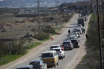 Palestinians wait at a checkpoint southwest of the West Bank city of Nablus, after a shooting attack-stock-foto