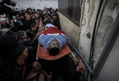 Palestinians carry the body of Moataz al-Madani, 16, who was killed during clashes with Israeli occupation forces, in Askar camp east of the West Bank city of Nablus-stock-photo
