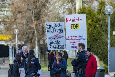 Dreik?nigstreffen 2025 der FDP in Stuttgart. Vor dem Opernhaus kam es zu vereinzelten kleineren Demonstrationen und Prot-stock-foto