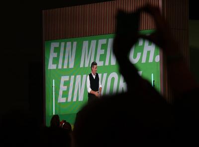 Robert Habeck betritt die Buehne Bundestagswahlkampf 2025, Auftaktveranstaltung der Gruenen Buendnis 90/Die Gruenen mit-stock-foto