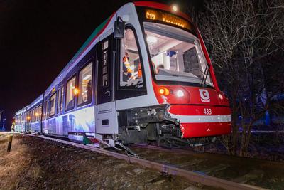 Citybahn kollidiert mit PKW am Bahn?bergang ? Wie durch ein Wunder keine Verletzten.-stock-foto