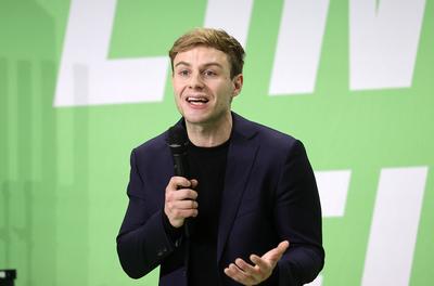 Hier im Bild Bruno Hoenel, Direktkandidat aus Luebeck Bundestagswahlkampf 2025, Auftaktveranstaltung der Gruenen Buendni-stock-foto