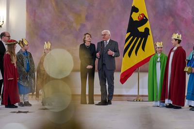 Bundespraesident Steinmeier empfaengt Sternsinger-stock-photo