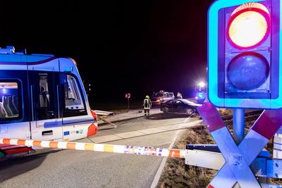 Citybahn kollidiert mit PKW am Bahn?bergang ? Wie durch ein Wunder keine Verletzten.-stock-foto