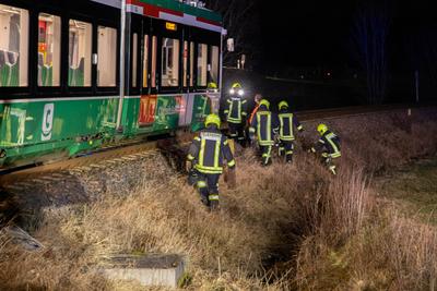 Citybahn kollidiert mit PKW am Bahn?bergang ? Wie durch ein Wunder keine Verletzten.-stock-foto