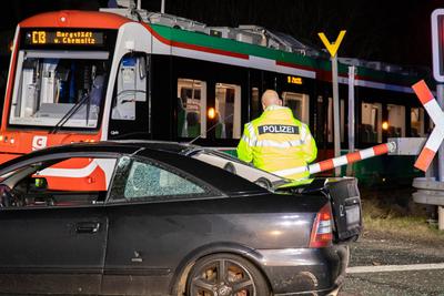 Citybahn kollidiert mit PKW am Bahn?bergang ? Wie durch ein Wunder keine Verletzten.-stock-foto