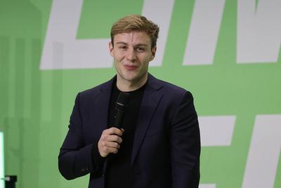 Hier im Bild Bruno Hoenel, Luebecker Direktkandidat Bundestagswahlkampf 2025, Auftaktveranstaltung der Gruenen Buendnis-stock-foto