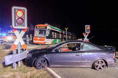 Citybahn kollidiert mit PKW am Bahn?bergang ? Wie durch ein Wunder keine Verletzten.-stock-foto