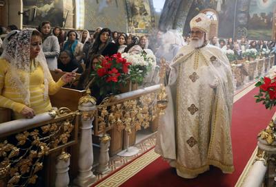 Coptic Orthodox Christians attend Christmas Eve mass in Cairo, Egypt-stock-foto