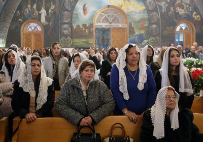 Coptic Orthodox Christians attend Christmas Eve mass in Cairo, Egypt-stock-foto