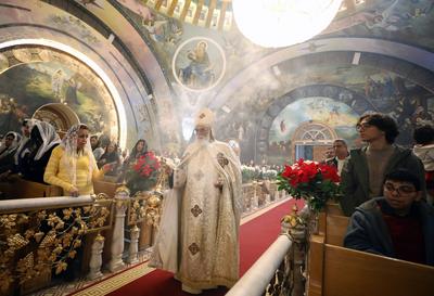 Coptic Orthodox Christians attend Christmas Eve mass in Cairo, Egypt-stock-foto