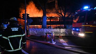 Vollbrand eines Schulgeb?udes in Hamburg-Lohbr?gge-stock-foto