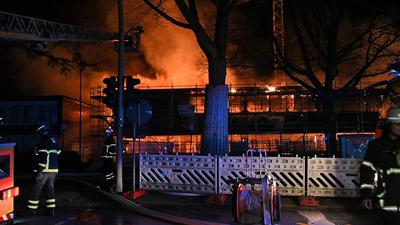 Vollbrand eines Schulgeb?udes in Hamburg-Lohbr?gge-stock-foto