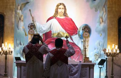 Coptic Orthodox Christians attend Christmas Eve mass in Cairo, Egypt-stock-foto