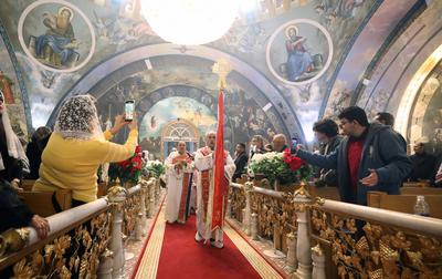 Coptic Orthodox Christians attend Christmas Eve mass in Cairo, Egypt-stock-foto