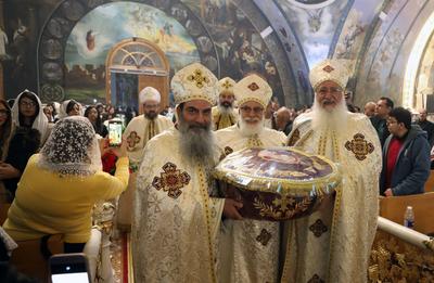 Coptic Orthodox Christians attend Christmas Eve mass in Cairo, Egypt-stock-foto