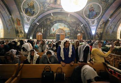 Coptic Orthodox Christians attend Christmas Eve mass in Cairo, Egypt-stock-foto