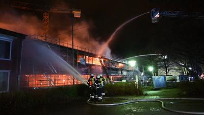 Vollbrand eines Schulgeb?udes in Hamburg-Lohbr?gge-stock-foto