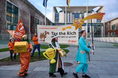 Attac protestiert fuer eine Besteuerung uebergrosser Vermoegen-stock-photo