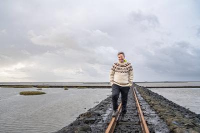 Besuch Beltringharder Koog - Wahlkampftermin an der Nordsee - Robert Habeck, Bundeswirtschaftsminister und Kanzlerkandidat, auf einem Damm der Schmalspurbahn zu den Hallifgen-stock-foto