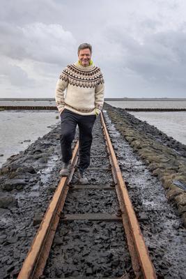 Besuch Beltringharder Koog - Wahlkampftermin an der Nordsee - Robert Habeck, Bundeswirtschaftsminister und Kanzlerkandidat, auf einem Damm der Schmalspurbahn zu den Hallifgen-stock-foto