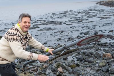 Besuch Beltringharder Koog - Wahlkampftermin an der Nordsee - Robert Habeck, Bundeswirtschaftsminister und Kanzlerkandidat, auf einem Damm der Schmalspurbahn zu den Hallifgen-stock-foto