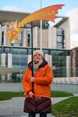 Attac protestiert fuer eine Besteuerung uebergrosser Vermoegen-stock-photo