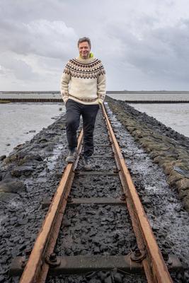 Besuch Beltringharder Koog - Wahlkampftermin an der Nordsee - Robert Habeck, Bundeswirtschaftsminister und Kanzlerkandidat, auf einem Damm der Schmalspurbahn zu den Hallifgen-stock-foto