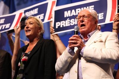 Bildnummer: 55942190  Datum: 10.09.2011  Copyright: imago/PanoramiCTreffen des Front National - Marine Le Pen und Jean Marie Le Pen LoicThebaud/Panoramic PUBLICATIONxNOTxINxFRAxITAxBEL People Politik FRA xcb x1x 2011 quer o00 Tochter, Familie, privat, Vater 55942190 Date 10 09 2011 Copyright Imago Panoramic Meeting the Front National Navy Le Pen and Jean Marie Le Pen LOICTHEBAUD Panoramic PUBLICATIONxNOTxINxFRAxITAxBEL Celebrities politics FRA  x1x 2011 horizontal o00 Daughter Family private Father-stock-foto