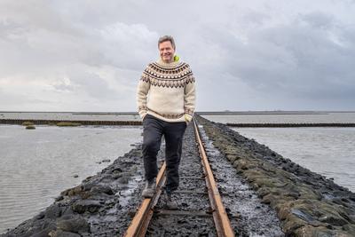 Besuch Beltringharder Koog - Wahlkampftermin an der Nordsee - Robert Habeck, Bundeswirtschaftsminister und Kanzlerkandidat, auf einem Damm der Schmalspurbahn zu den Hallifgen-stock-foto