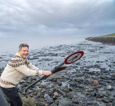 Besuch Beltringharder Koog - Wahlkampftermin an der Nordsee - Robert Habeck, Bundeswirtschaftsminister und Kanzlerkandidat, auf einem Damm der Schmalspurbahn zu den Hallifgen-stock-foto