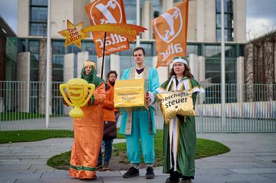 Attac protestiert fuer eine Besteuerung uebergrosser Vermoegen-stock-photo