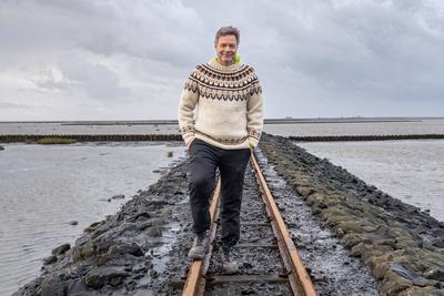 Besuch Beltringharder Koog - Wahlkampftermin an der Nordsee - Robert Habeck, Bundeswirtschaftsminister und Kanzlerkandidat, auf einem Damm der Schmalspurbahn zu den Hallifgen-stock-foto