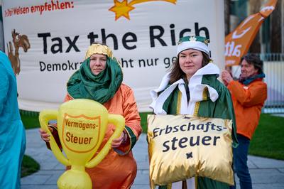 Attac protestiert fuer eine Besteuerung uebergrosser Vermoegen-stock-photo